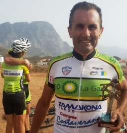 Andrés González con el trofeo obtenido (Foto TA)