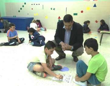 Dos niños jugando a la chascona (Foto TA)