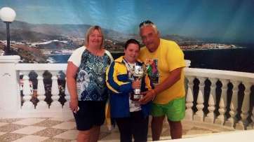 La joven ajedrecista con sus padres (Foto TA)