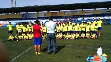 Encuentro de Diego Ojeda con los participantes en el campus de verano del CD Gariteño (Foto TA)