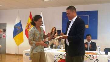 El concejal Diego Ojeda le hizo entrega de la Medalla de Plata a la deportista teldense (Foto TA)