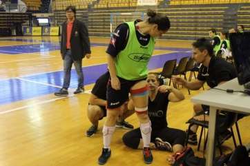 Fisioterapeutas atienden a una jugadora del equipo (Foto TA)