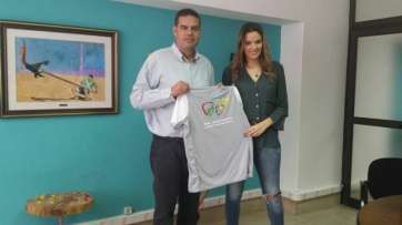 El concejal Diego Ojeda y la joven deportista teldense (Foto TA)