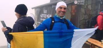 Leoncio Ramírez con la bandera canaria en Noruega (Foto TA)