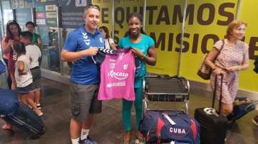 La jugadora internacional cubana con Yubal Moreno, en el Aeropuerto de Gran Canaria (Foto TA)