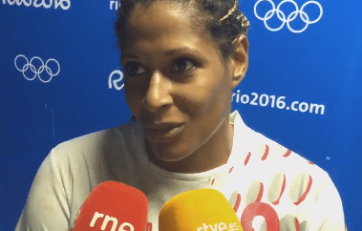 La teldense Marta Mangué, atendiendo a los medios de comunicación tras el partido contra Francia (Foto TA)