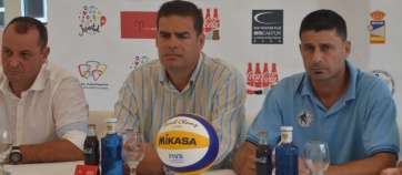 Diego Ojeda, el concejal de Deportes, en el centro de la imagen, en la presentación esta mañana del Campeonato de Voley Playa (Foto TA)