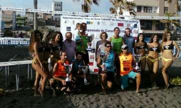 Los jugadores de los tres primeros clasificados posan con la concejala Marta Hernández (Foto TA)