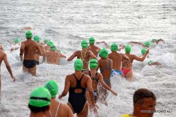 Imagen de archivo de una edición de la Travesía a Nado de Salinetas (Foto TA)