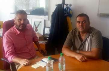 Momento de la reunión del director Héctor León (d) con el gerente del IID, Alfredo GonÃ§alves (Foto TA)