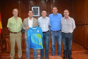 Autoridades locales y el homenajeado (Foto TA)