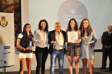 Paco Santana, con la distinción (Foto RFEB-José Luis Recio)