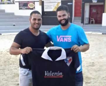 José González, izquierda, con Jorge Rivero, presidente del club (Foto TA)