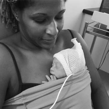 La teldense Marta Mangué, con su hijo (Foto TA)