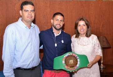 Ceferino Rodríguez (c), flanqueado por el concejal Diego Ojeda (i) y la alcaldesa Carmen Hernández (d) (Foto TA)