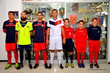 Jugadores de todos los equipos del club con las nuevas equipaciones (Foto Antonio Ali)