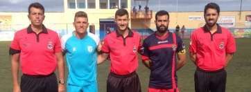 Colegiados y capitanes de los dos equipos, en los momentos previos al partido (Foto Onda Fuerteventura)