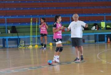 El mister Antonio Moreno, dando instrucciones a una de sus jugadoras durante un entrenamiento (Foto TA)