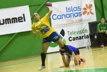 Una jugadora del Rocasa, en pleno lanzamiento (Foto TA)