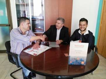 Ojeda, con los representantes de Konvoko (Foto TA)