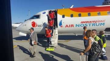 El equipo teldense al bajarse del avión que le llevó a Tenerife (Foto TA)