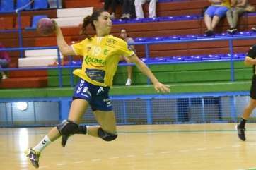 Una jugadora del Rocasa, en pleno lanzamiento (Foto TA)