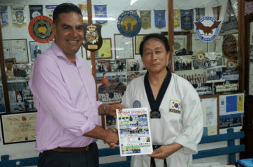 Imagen de archivo del concejal de Deportes junto al maestro Bang (Foto TA)