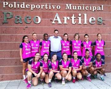 Las jugadoras del Rocasa, esta tarde junto al concejal Diego Ojeda (Foto TA)