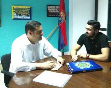 El concejal Diego Ojeda junto al joven Alexis Socorro (Foto TA)