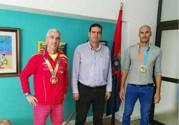 Raúl Santana (i) y Antonio Ramírez (d), junto al concejal Diego Ojeda (c) (Foto TA)