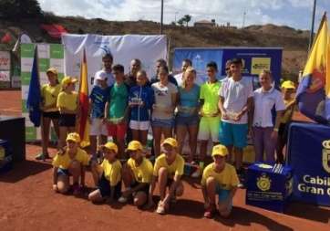 Ganadores y finalistas posan con motivo de la entrega de trofeos (Foto TA)