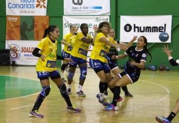 Jugada en defensa de las jugadoras del Rocasa en el reciente partido ante el Mecalia Atlético Guardés (Foto TA)
