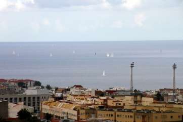 La regata a su paso por aguas de Telde (Foto Jesús Ruiz Mesa)