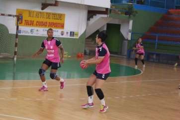 María González y Yacaira Tejeda, durante un entrenamiento (Foto TA)