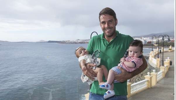 El tenista, en su casa de Taliarte, con sus dos hijas gemelas (Foto Borja Suárez-C7)