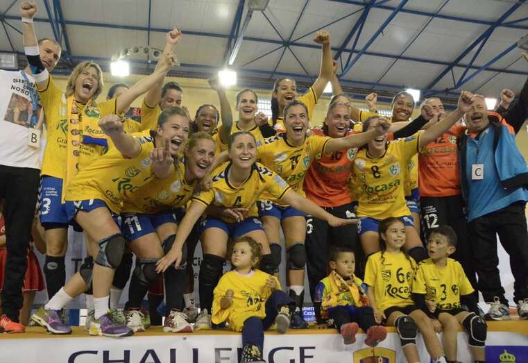 Momento de la celebración tras lograr el título de la EHF Challenge Cup la pasada temporada (Foto TA)