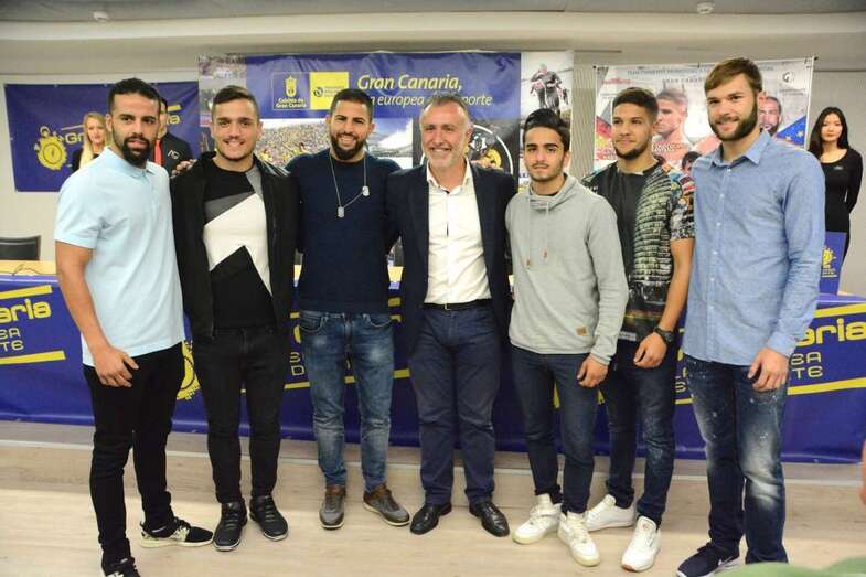 Ferino V, tercero por la izquierda, junto al consejero Ángel Víctor Torres ayer en la presentación de la velada (Foto TA)