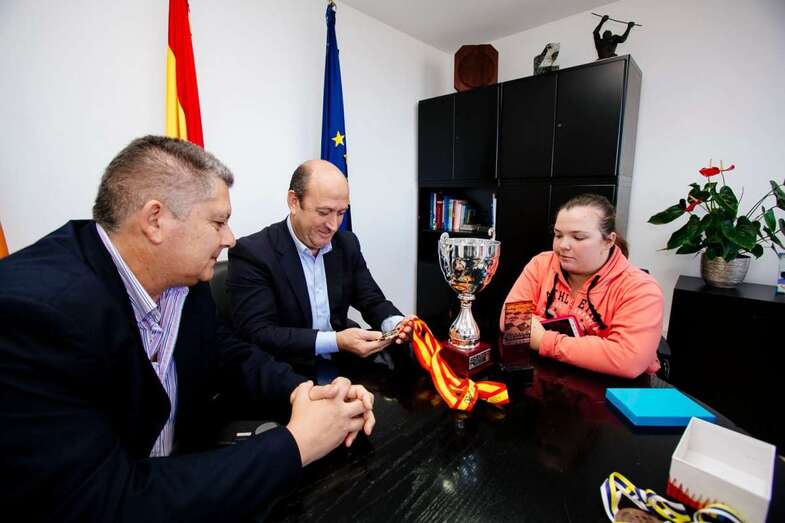 El director general de Deportes, en el centro de la imagen, la jugadora y el presidente del Club de Ajedrez Telde Los Llanos (Foto TA)