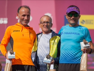 Andrés González, primero por la derecha, fue tercero en la modalidad Veteranos 50-55 de la carrera de 10,5 kilómetros (Foto TA)