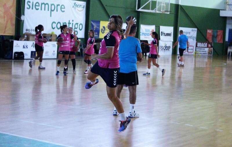  María Luján lanza a portería durante el entrenamiento de ayer de las grancanarias en el Antonio Moreno (Foto TA)