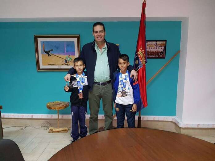 El concejal de Deportes con los dos mellizos (Foto TA)