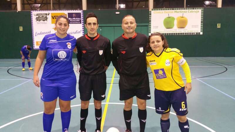 Las capitanas de los equipos con el equipo arbitral (Foto TA)