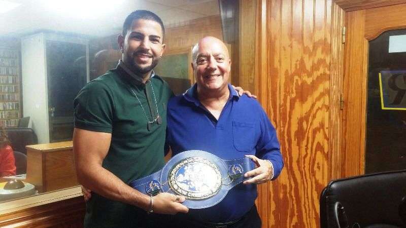 Ceferino V con el comunicador Ezequiel López, hoy en los estudios radiofónicos donde se realiza El mostrador (Foto TA)