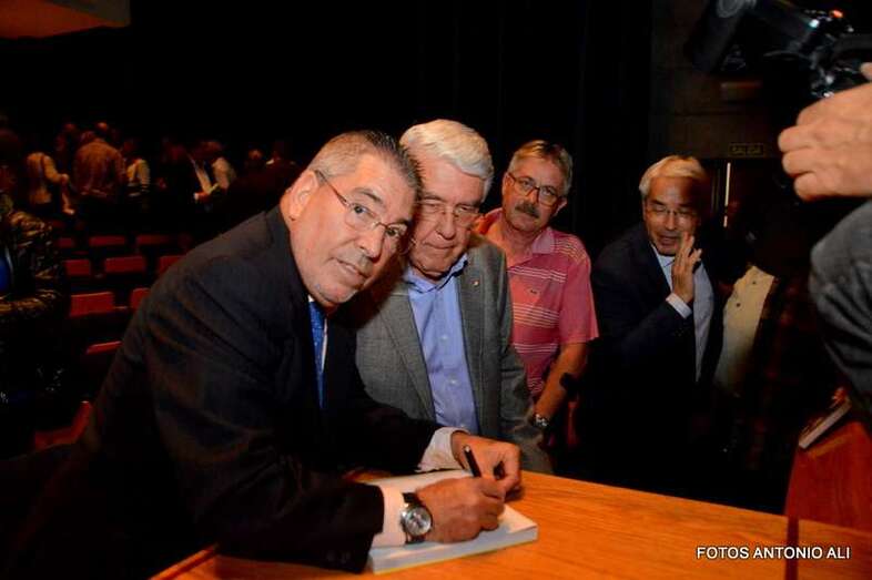 Pacuco firma un ejemplar de su libro (Foto Antonio Alí)