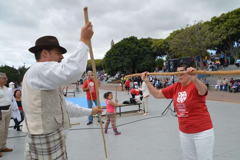 Imagen de una exhibición del juego del palo durante la última celebración del Día de Canarias en Telde (Foto TA)