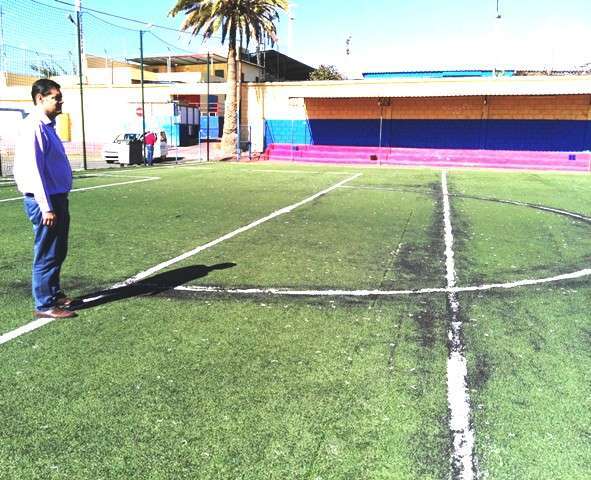 Diego Ojeda observa la reparación de los daños ocasionados a la instalación (Foto TA)