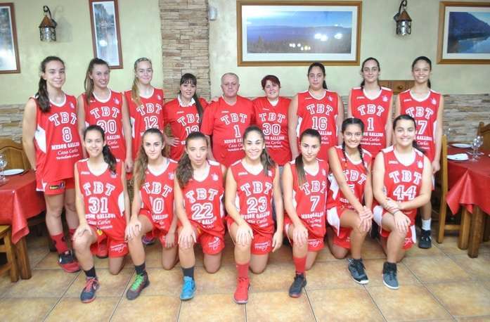 El equipo precadete femenino con su nuevo patrocinador (Foto TA)
