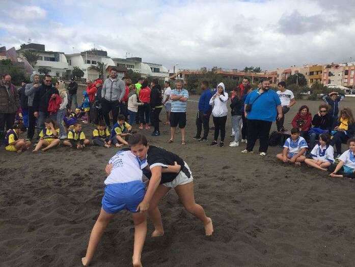 Momento del encuentro celebrado en la playa de La Garita (Foto TA)