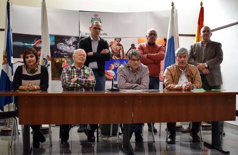 José Trujillo, el primero por la derecha, en la presentación de la candidatura en Tenerife (Foto Diario de Avisos)