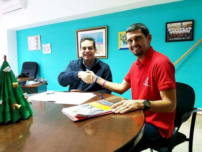 El concejal Diego Ojeda y Octavo Gómez firman el convenio de adhesión de Telde a la prueba (Foto TA)